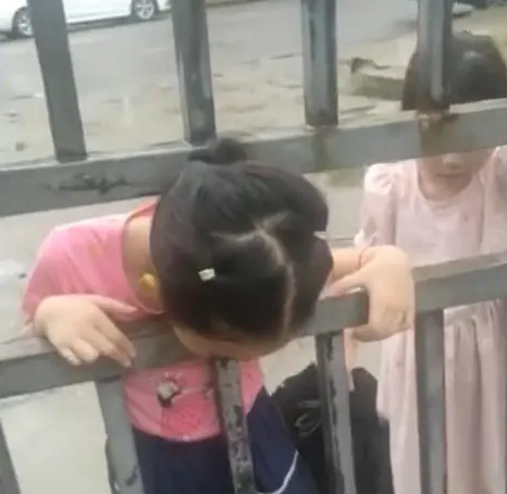 ▲8月20日，安徽淮南一小女孩头部被卡在铁门缝隙内。