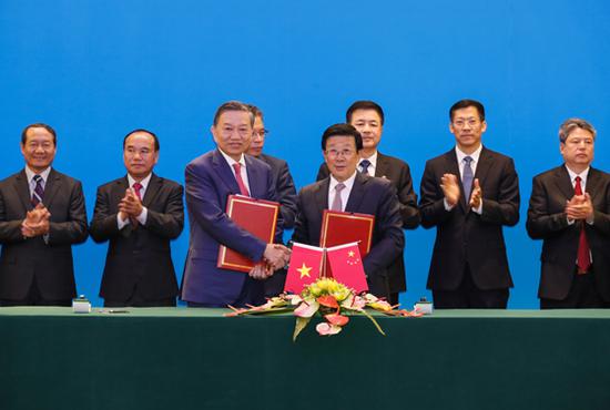 10月10日,中越两国公安部第六次协作打击立功会议在北京举行。国务委员、公安部部长赵克志与越共中央政治局委员、越南公安部部长苏林共同列席会议。会议后,双方签署了中越两国公安部第六次协作打击立功会议纪要。