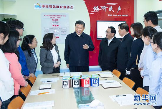 6日上午,习近平在虹口区市民驿站嘉兴路街道第一分站,同几位正在交流社区推行渣滓分类的做法的年轻人亲切交谈。新华社记者 李涛 摄