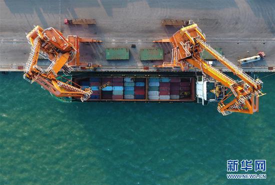 这是作业中的广西北海市铁山港（9月26日无人机拍摄）。新华社记者 陆波岸 摄