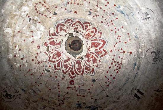 该壁画绘于墓室顶部,其中彩色的二十八宿星图,与唐代王希明的《丹元子