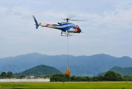 AC311A直升机在进行吊挂试飞(中国商飞官网)