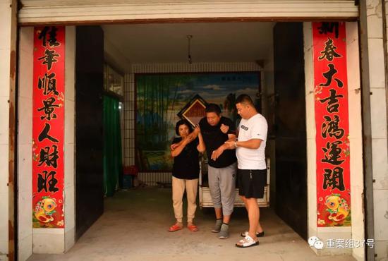▲女婿和老伴在搀着赵书新在院里透气。新京报记者 李木易 摄