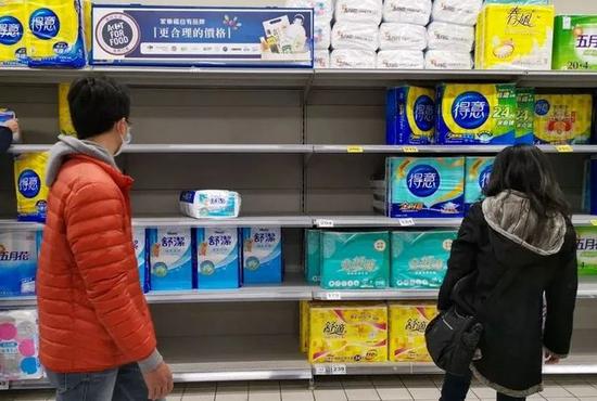 台湾民众抢购卫生纸(图源:联合报)