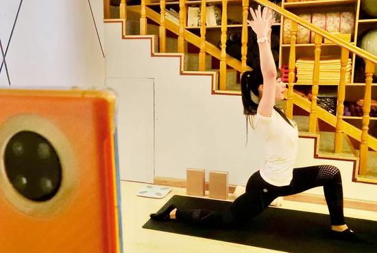 ▲ 3月5日，河北省秦皇岛市海港区的一位瑜伽教练通过视频直播平台授课 曹建雄摄