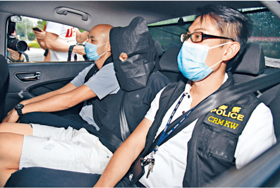 涉案学生由警方蒙头押走