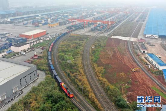中欧班列（成渝）号首列班车从重庆团结村站发出（2021年1月1日摄，无人机照片）。新华社记者 唐奕 摄