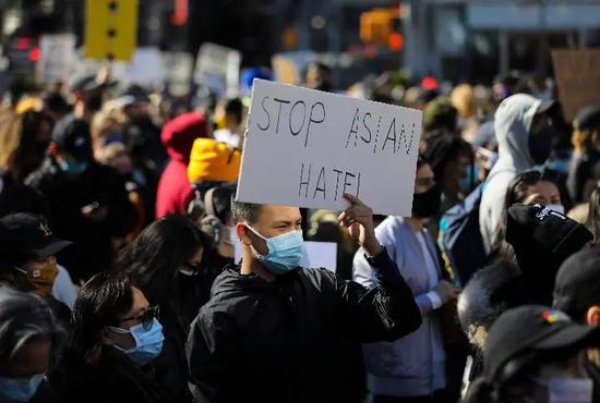 3月21日，在美国纽约，人们集会抗议针对亚裔的歧视行为和仇恨犯罪。新华社记者王迎摄