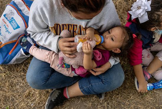  大量非法移民带儿童越河入境美国