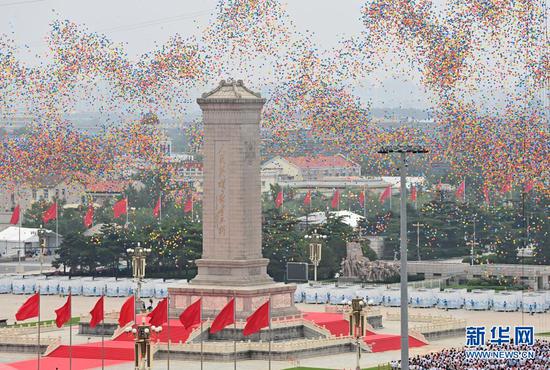 7月1日上午,庆祝中国共产党成立100周年大会在北京天安门广场隆重举行。这是庆祝大会现场放飞气球。新华社记者 李响 摄