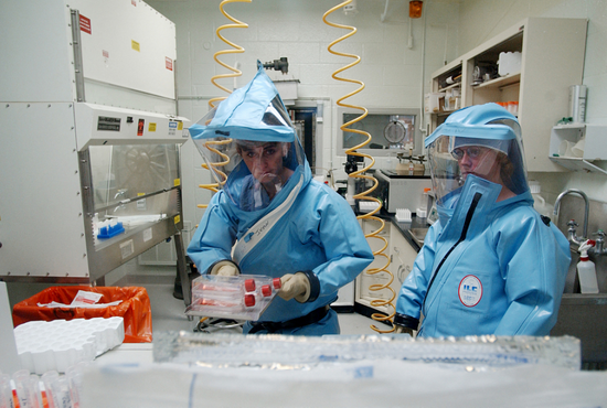 工作人员正在德特里克堡的美国陆军传染病医学研究所的生物四级实验室里工作（资料图）