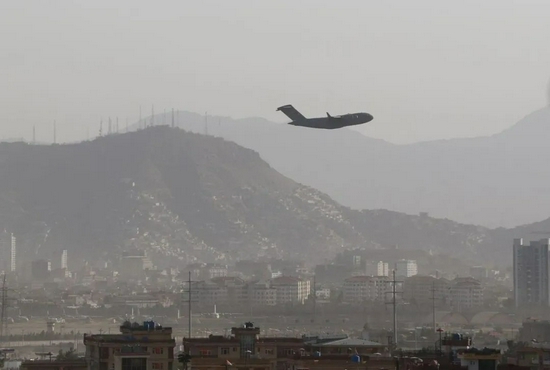 内地时间8月27日，阿富汗喀布尔，美军飞机在空中航行。/ICphoto