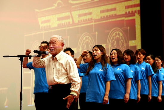 2018年6月6日，在上海影城一号大厅，电影表演艺术家、年逾八旬的牛犇向中国共产党党旗庄严宣誓，加入中国共产党。