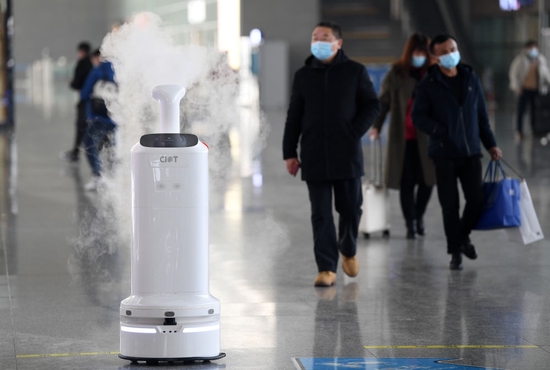 ↑1月18日，空气环境自动消毒机器人“小创”在合肥南站通过自动识别路径进行喷洒消毒。