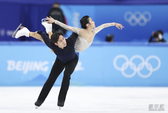 2月19日，中国队选手隋文静（上）/韩聪在北京2022年冬奥会上夺得花样滑冰双人滑冠军。