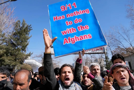 ·2月15日，阿富汗喀布尔，民众手举“‘9·11’与阿富汗人无关”的标语参加抗议活动，谴责美国总统拜登挪用阿富汗央行资产的决定。