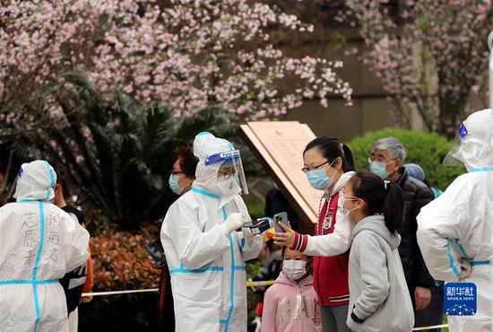 3月27日，在上海市松江区某封控小区内，志愿者为居民进行核酸检测登记。新华社记者 刘颖 摄