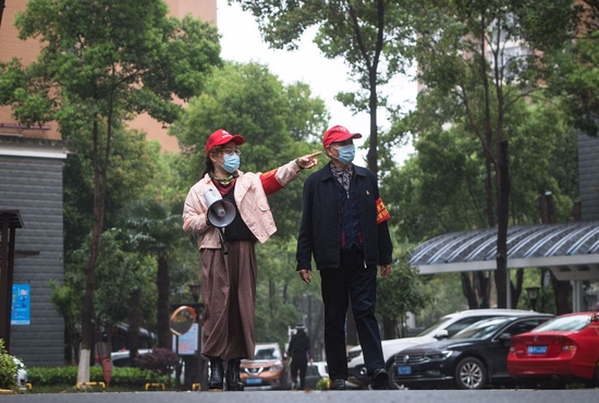 武汉东湖新城社区志愿者在社区巡逻（2021年3月31日摄）。新华社记者 肖艺九 摄