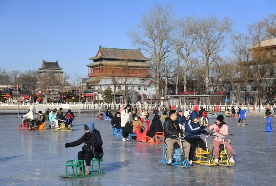  2023年1月20日，市民在北京什刹海冰场休闲。新华社记者 任超 摄