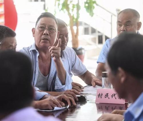 村民在讨论村里事务 徐昱 摄 村民在讨论村里事务 徐昱 摄