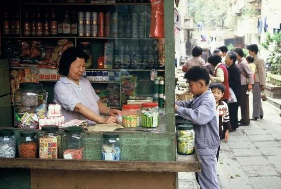 1986年,广州,街边小贩,传统的小杂货店曾是这座南方商业城市的特色