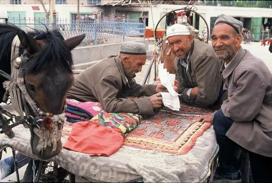 2000年,和田,几位老先生阅读着家书.