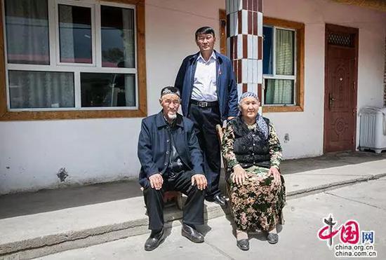 努尔江与父亲吾任太·热汗拜（左）和母亲合影。中国网记者 伦晓璇 摄