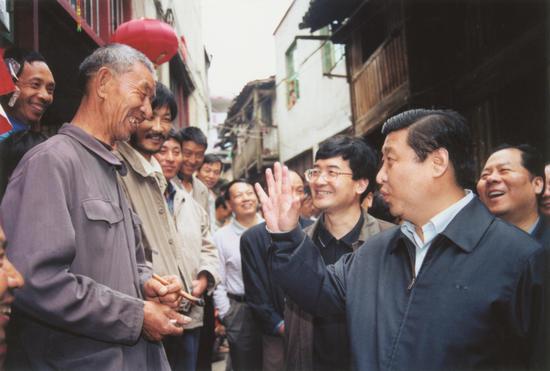 2002年4月8日，习近平在南平邵武市和平古镇考察。资料图片