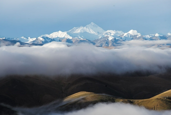 ↑在西藏加乌拉山口附近拍摄的珠穆朗玛峰（2020年9月5日摄）。