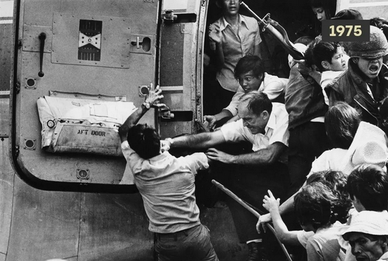 ▲1975年，“西贡铁拳”：一名南越人竭尽全力试图登上直升机，舱门口的美国使馆工作人员一拳把他打了下去。
