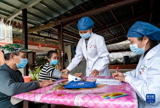 基诺山基诺族乡卫生院的家庭医生为基诺族老年人检查身体（12月13日摄）。新华社记者 陈欣波 摄