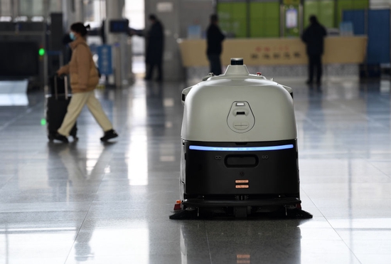  ↑1月18日，地面清扫消毒机器人“小德”在合肥南站进行地面清扫消毒。