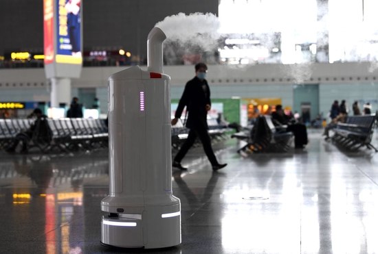 ↑1月18日，空气环境自动消毒机器人“小创”在合肥南站通过自动识别路径进行喷洒消毒。