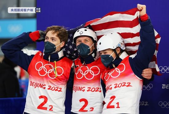 美国队夺得自由式滑雪空中技巧混合团体金牌