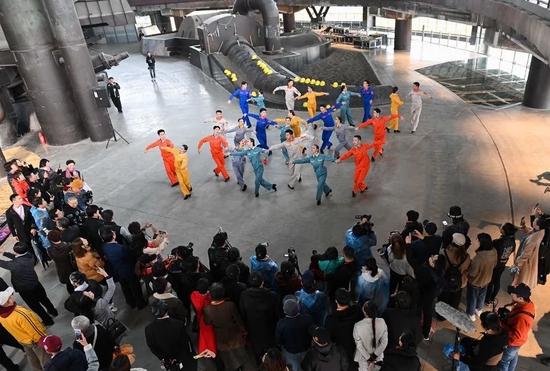 图为观众在首钢园区三高炉内观看舞蹈表演。新华社记者 陈晔华 摄