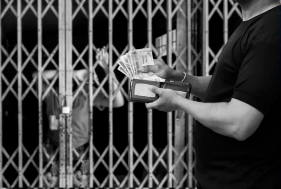 · 皮条客利用雏妓赚钱（资料图）。