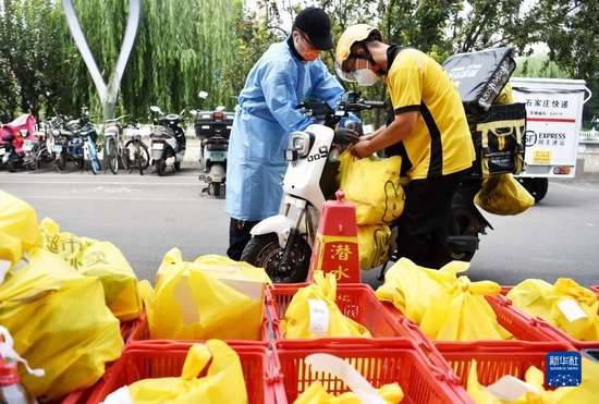 在河北省石家庄市裕华区一家超市保供点，外卖人员在打包，准备为市民送货（2022年8月30日摄）。新华社记者 杨世尧 摄