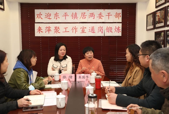  2月21日，在萍聚工作室，朱国萍与来自上海崇明区东平镇的社区干部们交流。新华社记者 刘颖 摄