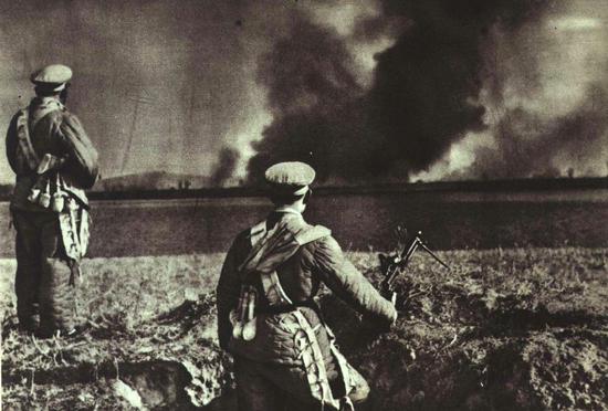 1950年鸭绿江西岸的中国东北边防军，此时“联合国军”已肆意将战火烧至对岸的中朝边境，中国抗美援朝、保家卫国势在必行