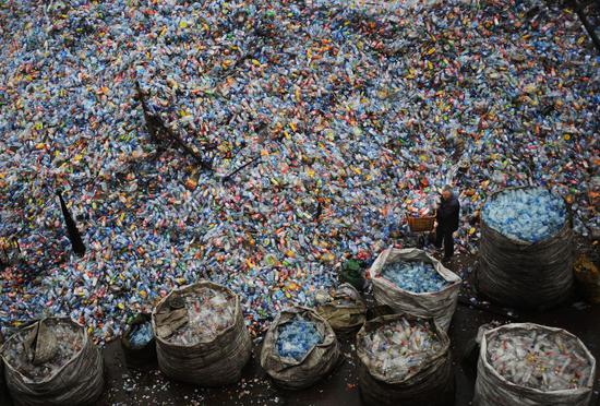 （2008年中国某地塑料垃圾回收场，图片来源：沃克斯新闻网。）