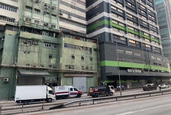  香港警方于荃湾一大厦内发现疑似爆炸品 图源：港媒