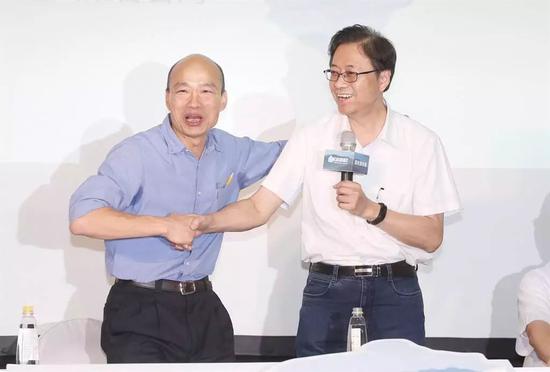 国民党2020参选人韩国瑜（左）政策顾问团17日成立，韩进场时向总召集人张善政（右）握手致谢。
