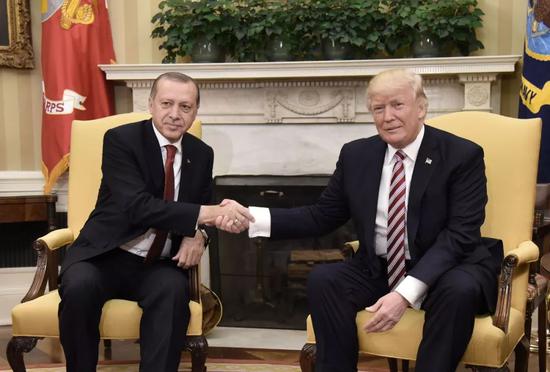 这是2017年5月16日美国总统特朗普（右）在华盛顿白宫与土耳其总统埃尔多安（左）会谈的资料照片。新华社/法新