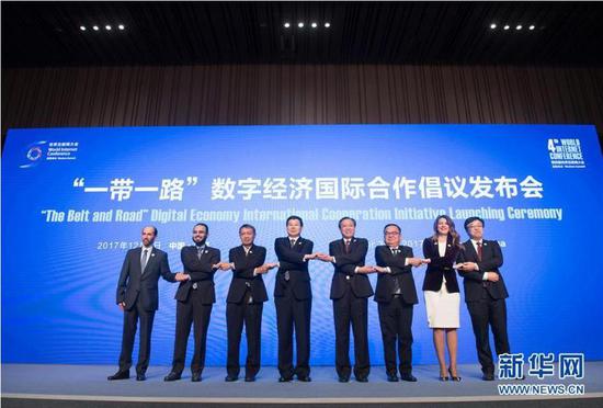 在第四届世界互联网大会上，中国、老挝、沙特、塞尔维亚、泰国、土耳其、阿联酋等国家相关部门共同发起《“一带一路”数字经济国际合作倡议》，标志着“一带一路”数字经济合作开启新篇章。新华社记者 翁忻旸 摄