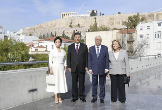 当地时间11月12日，国家主席习近平和夫人彭丽媛在希腊总统帕夫洛普洛斯夫妇陪同下，参观雅典卫城博物馆。新华社记者李学仁摄