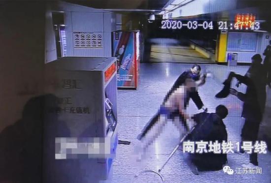 男子地铁站内测体温时仅穿内裤:我脱光了给你们
