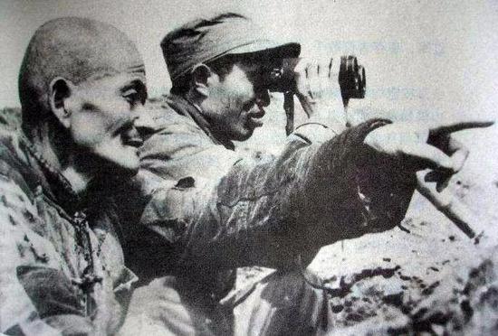 1949年渡江战役前夕,皮定均亲临江边察看地形。