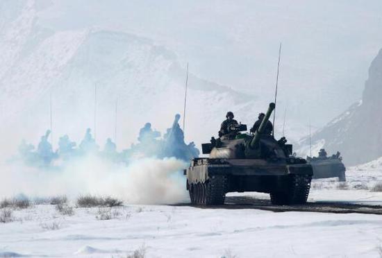  1月4日，新疆军区某团在严寒条件下，组织装甲分队展开机动协同训练。新华社发（袁凯 摄）