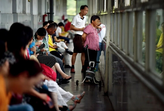 暑假期间，许多家长会在各种培训班外等待孩子。图/视觉中国