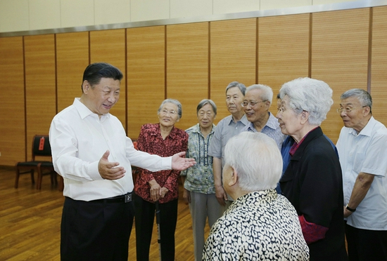 2016年9月9日,习近平总书记在北京市八一学校同母校老教师们亲切交谈。